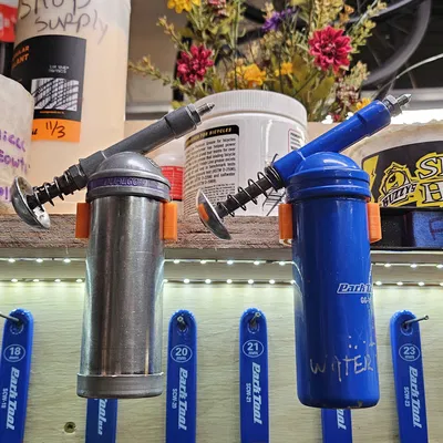 Giá Treo Súng Bơm Mỡ Park Tool Dualco