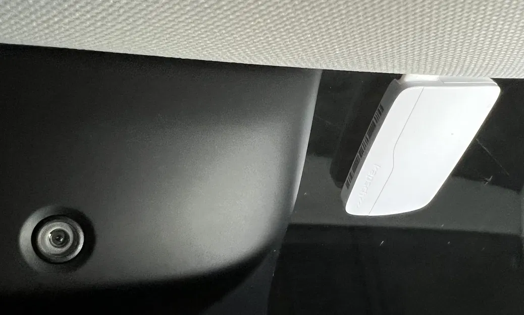 Giá đỡ thẻ Telemaut Telepeage gắn giữa mui xe và kính chắn gió - Image 1