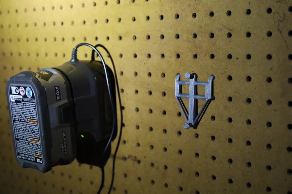 Giá đỡ sạc pin Ryobi cho Pegboard (2.5in/63mm) - Image 1