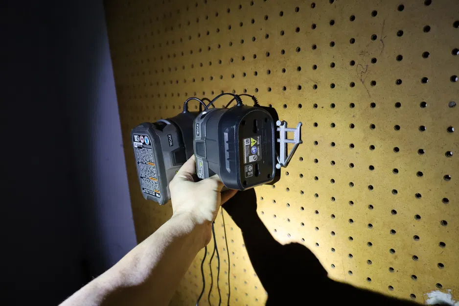 Giá đỡ sạc pin Ryobi cho Pegboard (2.5in/63mm) - Image 3