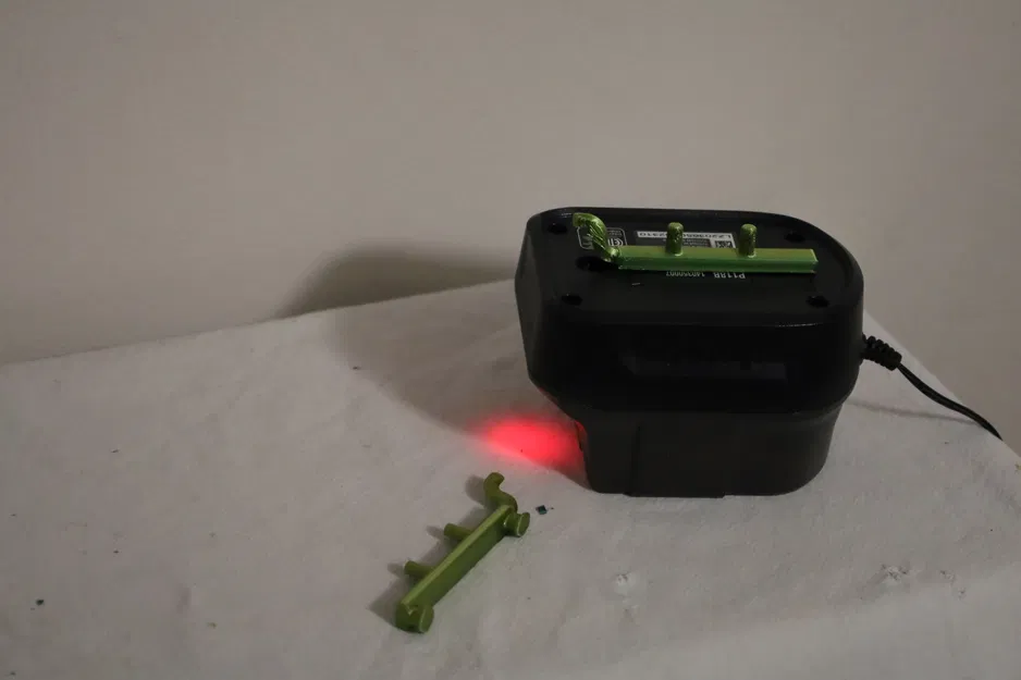 Giá đỡ sạc pin Ryobi cho Pegboard (2.5in/63mm) - Image 8