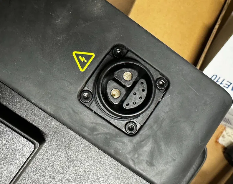 Nắp Cổng Sạc Pin Xe Máy Điện Cake Makka - Image 4