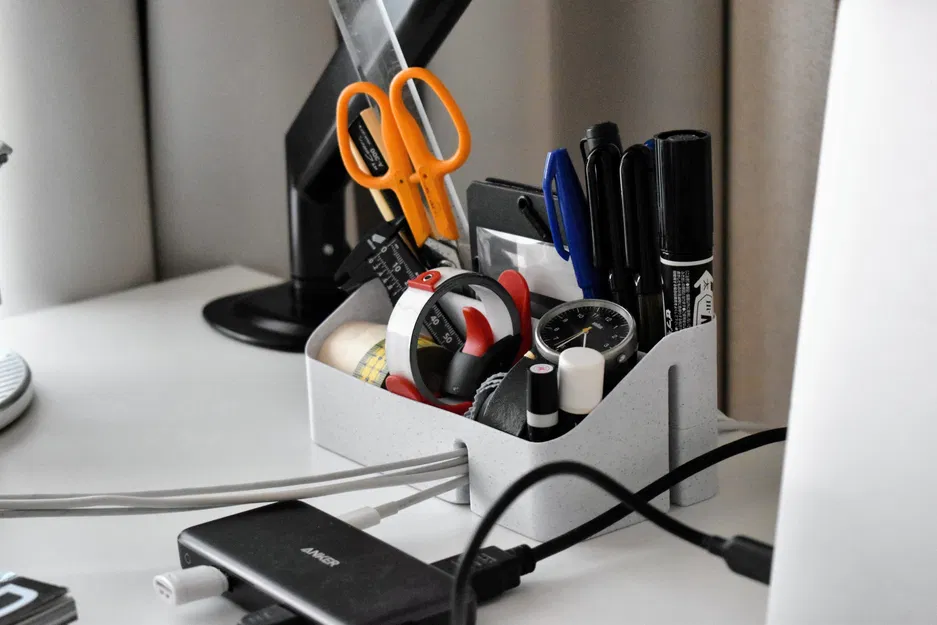 Hộp đựng đồ trên bàn kiêm giữ dây cáp - Image 1