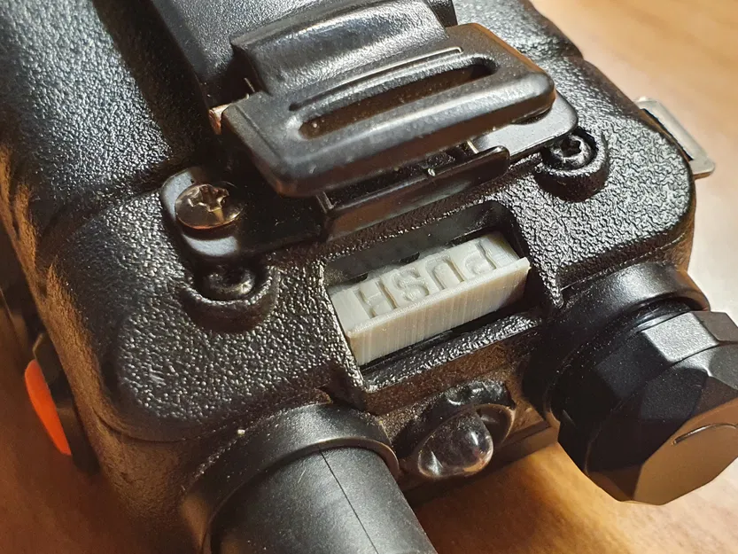 Chốt Pin (Latch) Thay Thế Cho Máy Bộ Đàm Baofeng UV-5R - Image 1