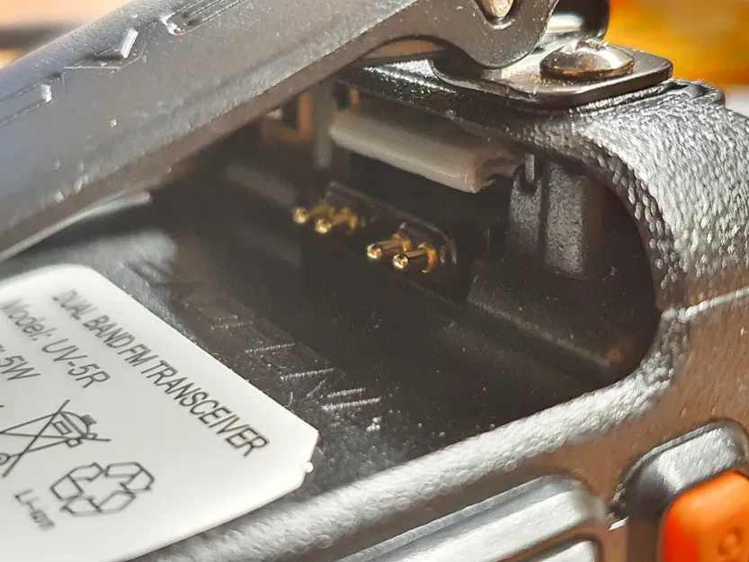 Chốt Pin (Latch) Thay Thế Cho Máy Bộ Đàm Baofeng UV-5R - Image 4