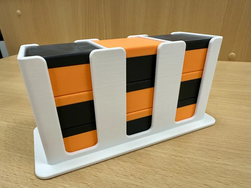 Hộp nhỏ có giá đỡ - Image 1