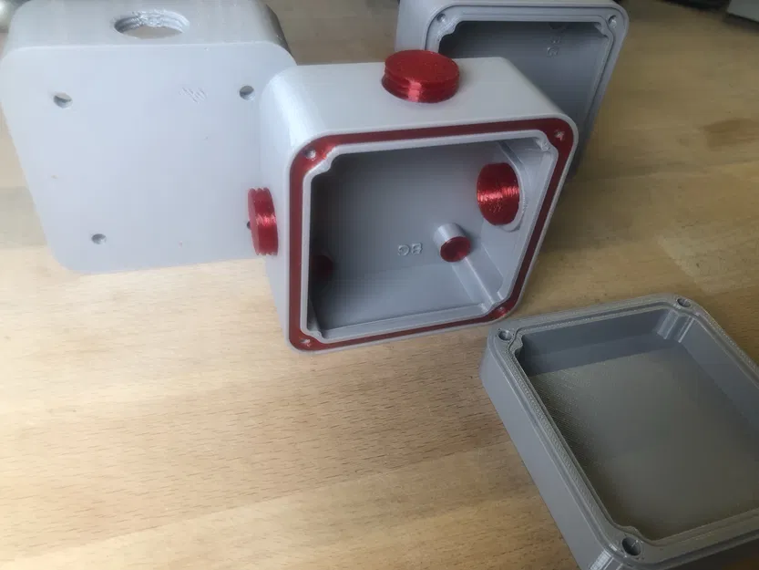 Hộp nối ba cổng có gioăng in được - Image 1