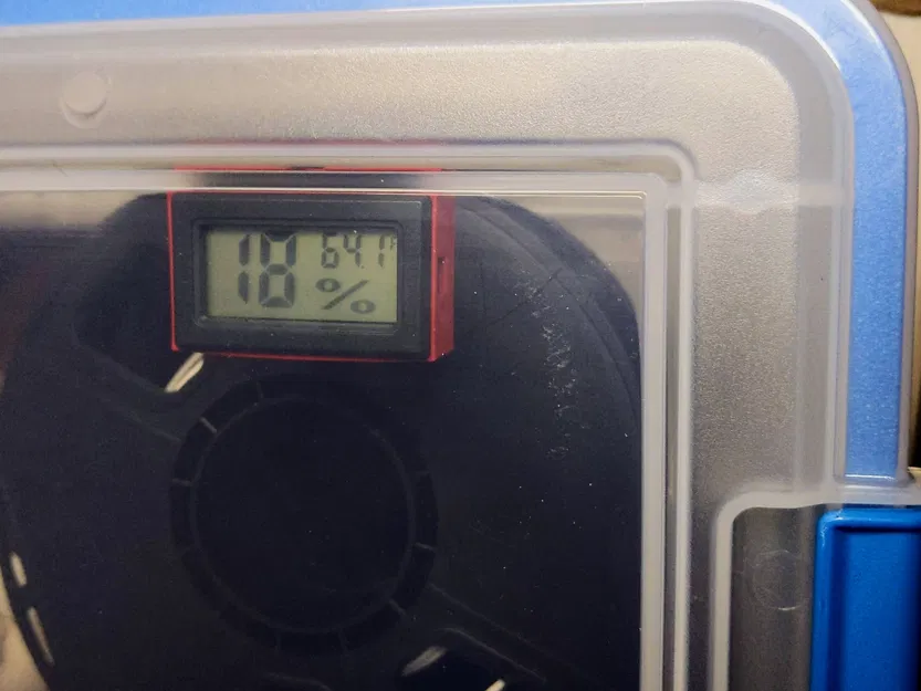 Ngàm giữ đồng hồ đo độ ẩm kỹ thuật số cho hộp trữ filament Sterilite - Image 1