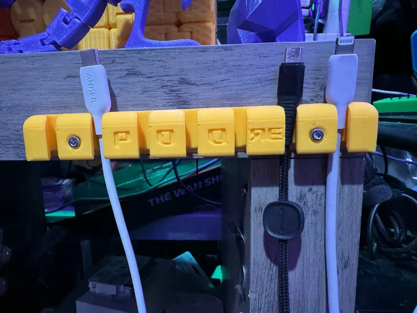 Kệ Giữ / Tổ Chức Dây Cáp USB - Image 1