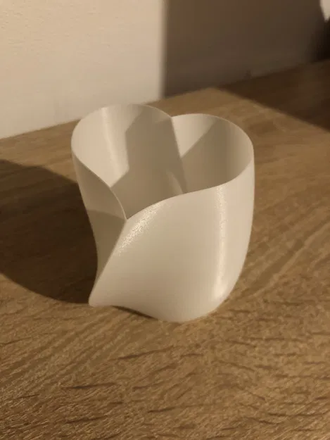 Bình Hoa Hình Trái Tim - Image 1