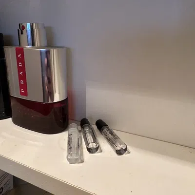 Kệ đựng mẫu nước hoa