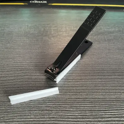 Tấm chắn giùm bấm móng tay