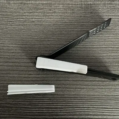 Tấm chắn giùm bấm móng tay