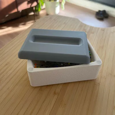 Hộp Nam Châm Có Nắp Đậy (dùng đựng kim may vá, v.v.)