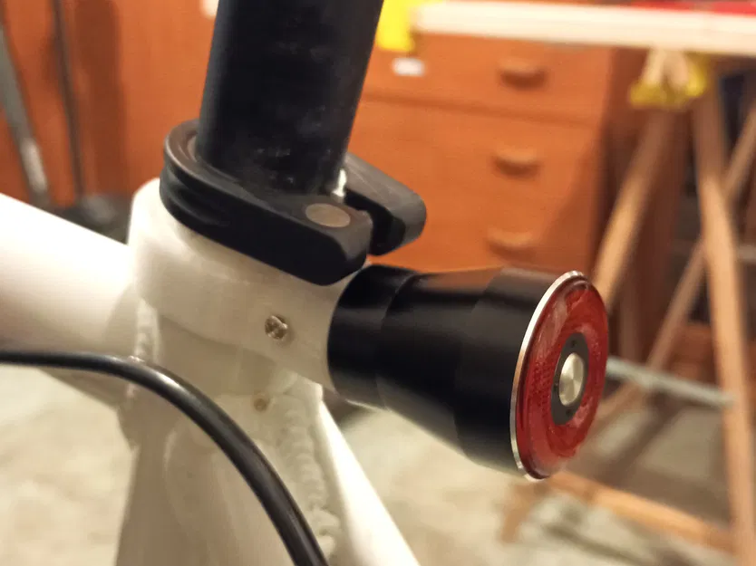 Khuôn Giữ Đèn Hậu Xe Đạp - Image 1