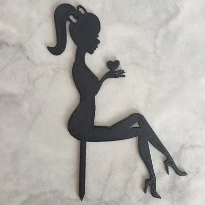 Hình bóng phụ nữ cắt bánh