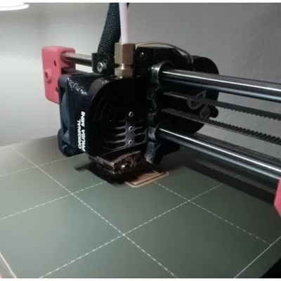 Hộp hiển thị Prusa Mini kèm giá đỡ Raspberry Pi Zero 2 và camera Noir