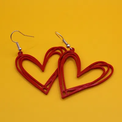 Bông tai trái tim vẽ tay