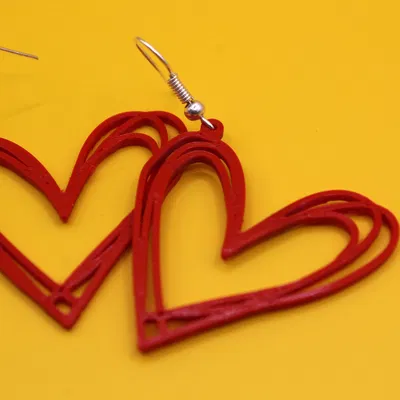 Bông tai trái tim vẽ tay