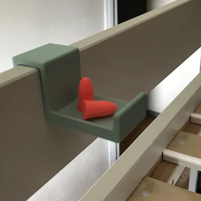 Kệ để nút bịt tai giường tầng