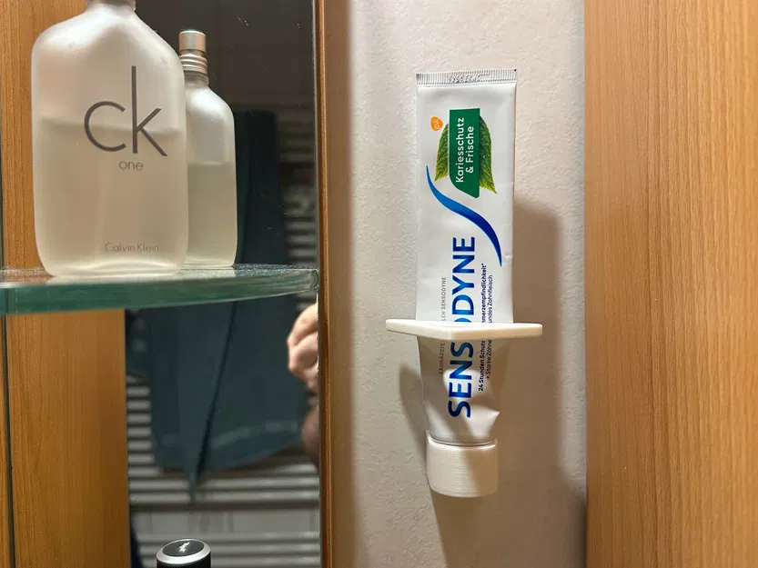 Kệ dán tường cho tuýp kem đánh răng Sensodyne - Image 1