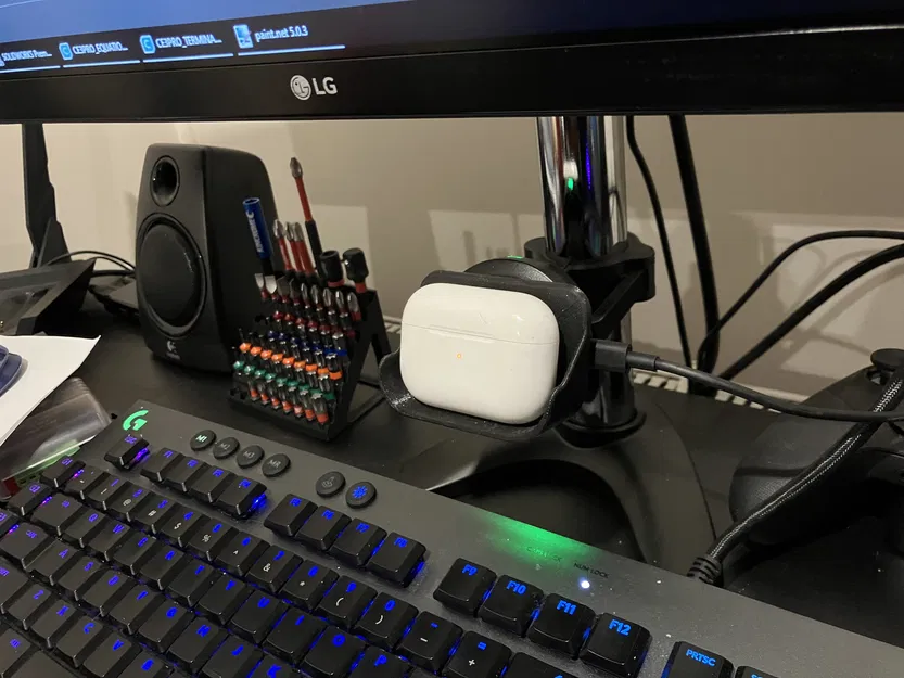 Đế Sạc Không Dây Quad Lock Cho Apple Airpods Pro - Image 1