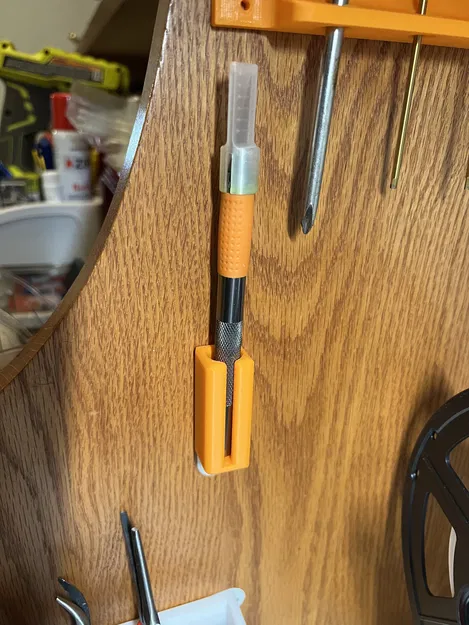 Kệ Gắn Tường Dao Fiskars Hobby Knife/Exacto Bằng Command Strip - Image 1