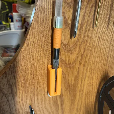 Kệ Gắn Tường Dao Fiskars Hobby Knife/Exacto Bằng Command Strip