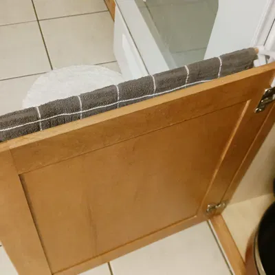 Chân đế thanh treo khăn cửa tủ 3/8"