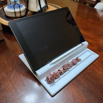 Giá đỡ iPad/Tablet D&D có khay xúc xắc và bút cảm ứng tích hợp