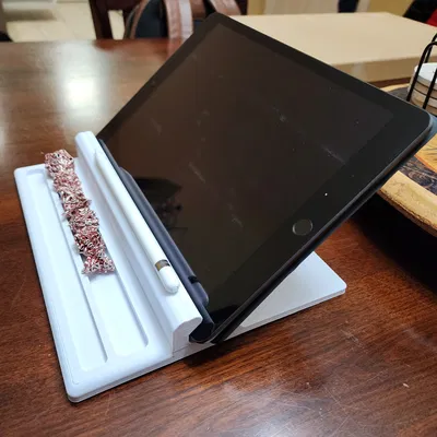 Giá đỡ iPad/Tablet D&D có khay xúc xắc và bút cảm ứng tích hợp