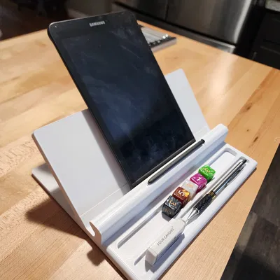 Giá đỡ iPad/Tablet D&D có khay xúc xắc và bút cảm ứng tích hợp