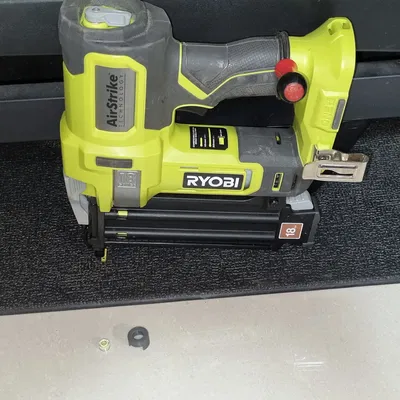 Khuôn Gắn Bọt Thủy Máy Bắn Đinh Ryobi