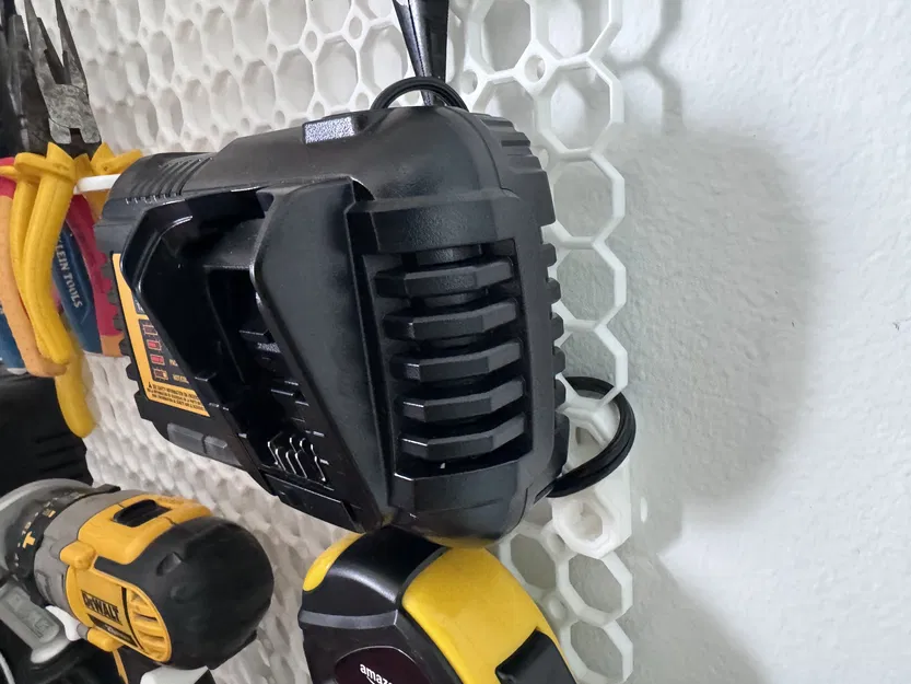 Giá Treo Sạc Dewalt DCB1108 Lên Multiboard - Image 2