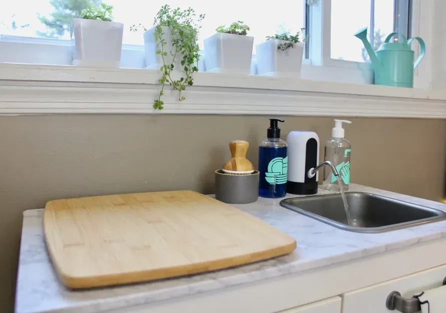 Giá đỡ máy rót nước YOMYM cho Bếp đồ chơi Ikea DUKTIG của Trẻ em - Image 3