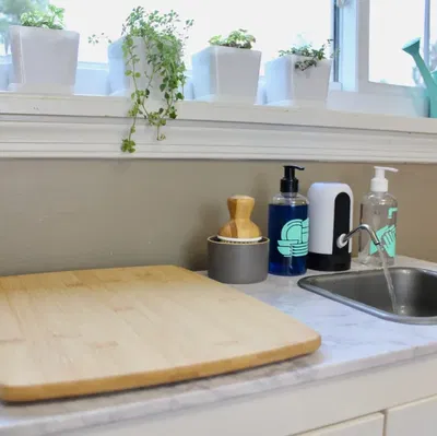 Giá đỡ máy rót nước YOMYM cho Bếp đồ chơi Ikea DUKTIG của Trẻ em