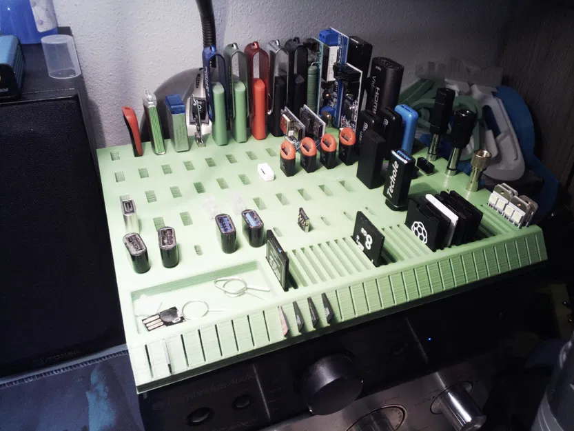 Kệ Lớn Đựng Thẻ SD, microSD, USB, USB C và Jack Cắm - Image 1