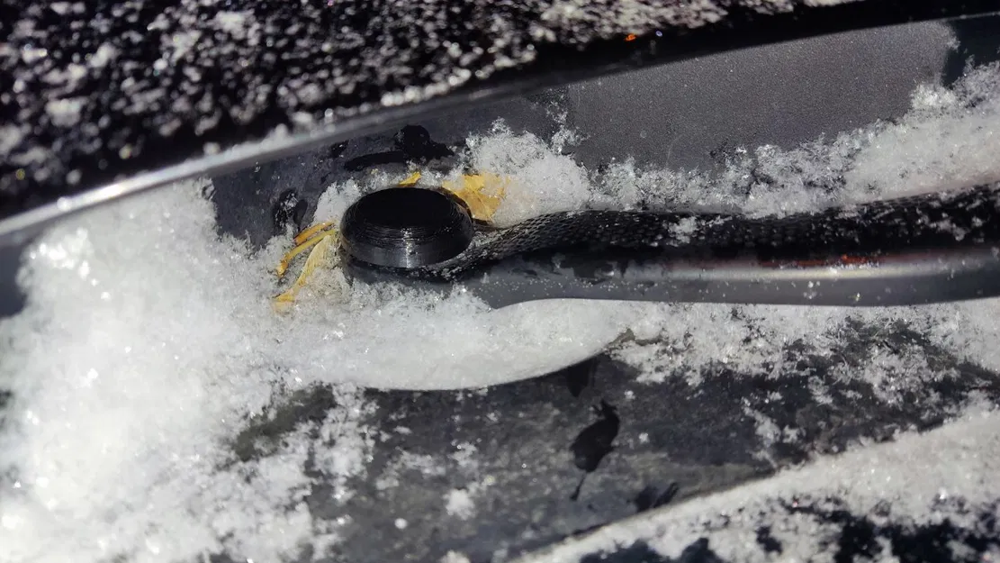 Nắp Chặn Cần Gạt Nước Xe Nissan Qashqai / Dualis J10 - Image 1