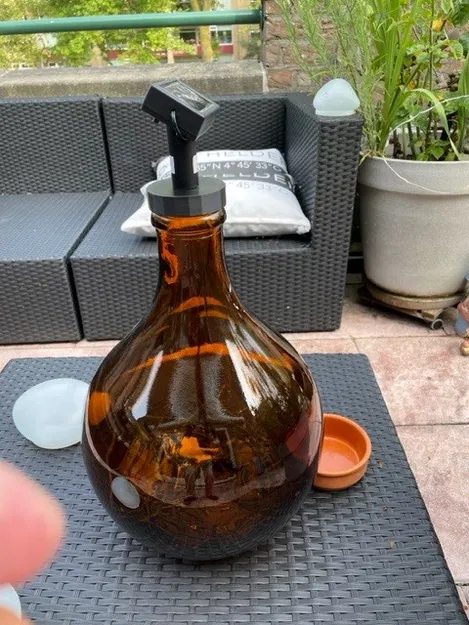 Nút cắm bình màu nâu cho tấm pin mặt trời - Image 1