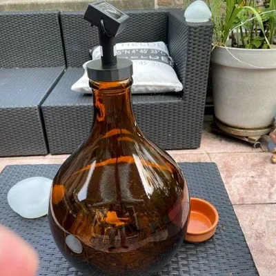 Nút cắm bình màu nâu cho tấm pin mặt trời