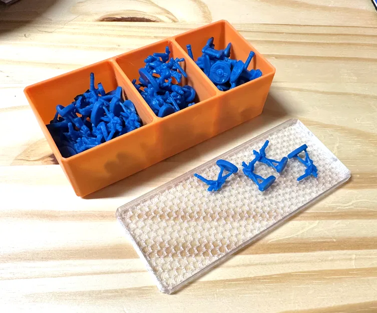 Hộp Đựng Quân Cờ Cờ Bàn "RISK" Có Nắp - Image 1