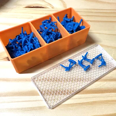 Hộp Đựng Quân Cờ Cờ Bàn "RISK" Có Nắp