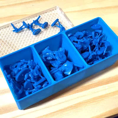 Hộp Đựng Quân Cờ Cờ Bàn "RISK" Có Nắp