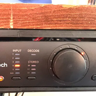 Giá đỡ mặt dưới cho bộ điều khiển Logitech Z906