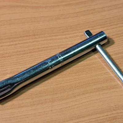 Tay cầm cho cờ lê tam giác