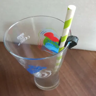 chỗ cắm ống hút ly nước