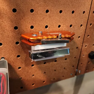 Kệ Đựng Dao Rọc Giấy Và Lưỡi Thay Thế Trên Pegboard