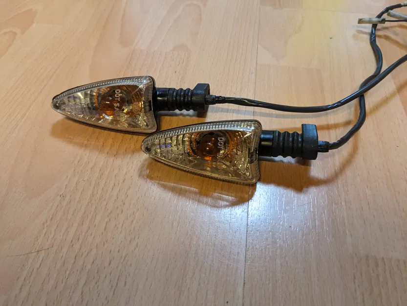 Pat thay thế xi nhan cho xe Triumph - Image 1