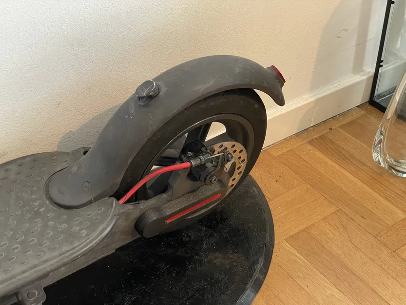 Giá đỡ AirTag kín đáo, dễ lắp cho xe Xiaomi M365 - Image 2