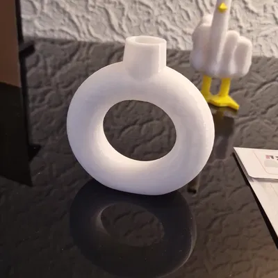 Chân nến hoặc bình hoa hình chữ O